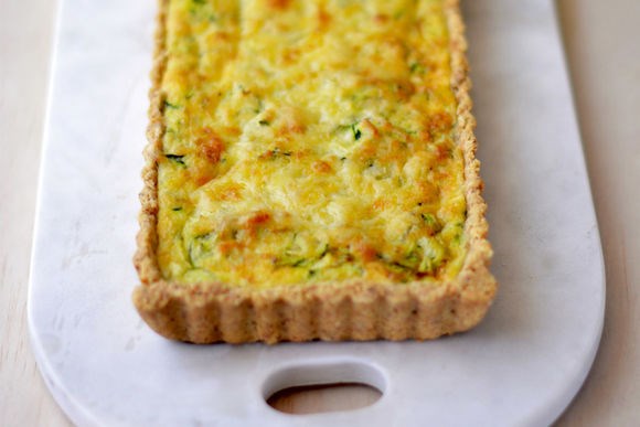Zucchini quiche with brown rice and almond pastry
