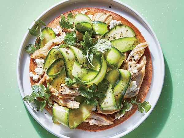 Zucchini-ribbon pizza with chicken