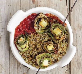 Zucchini rolls stuffed with halloumi