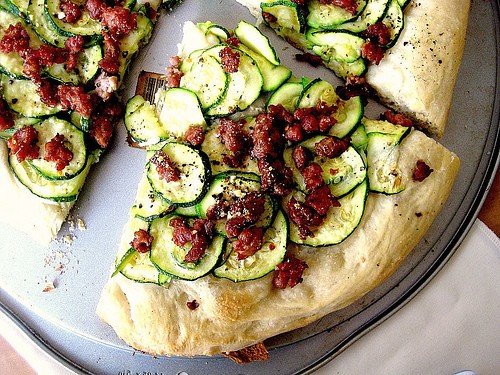 Zucchini-sausage pizza