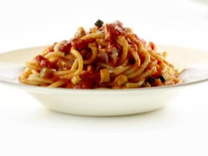 Zucchini tomato sauce with fat spaghetti