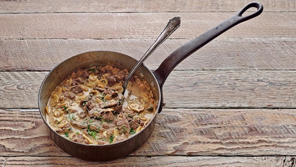 Zurich-style veal in white wine & cream sauce (Züri gschnätzlets)
